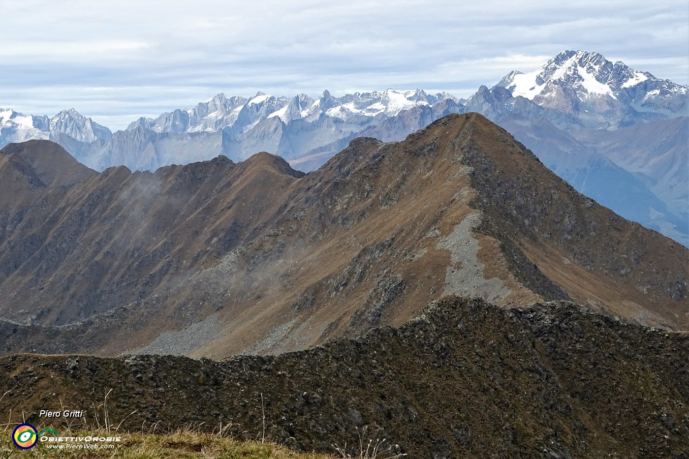 75 In primo piano Cima Vallocci, da sfondo il Disgrazia e le Alpi Retiche.JPG
